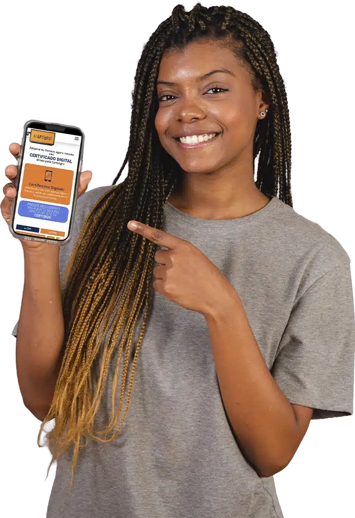 Mulher com celular na mão com o site da ARLF aberto